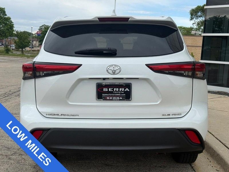 Used 2023 Pearl Toyota XLE image 3