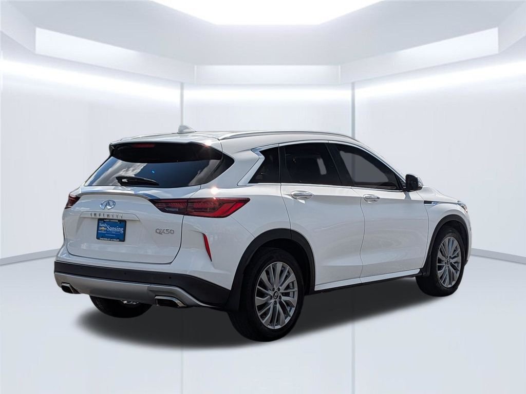 Used 2023 White INFINITI LUXE image 6