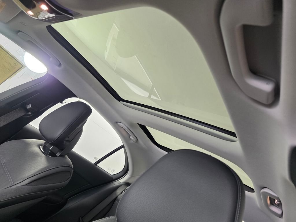 New 2026 MANUFAKTUR Alpine Grey Mercedes-Benz C 300 image 9