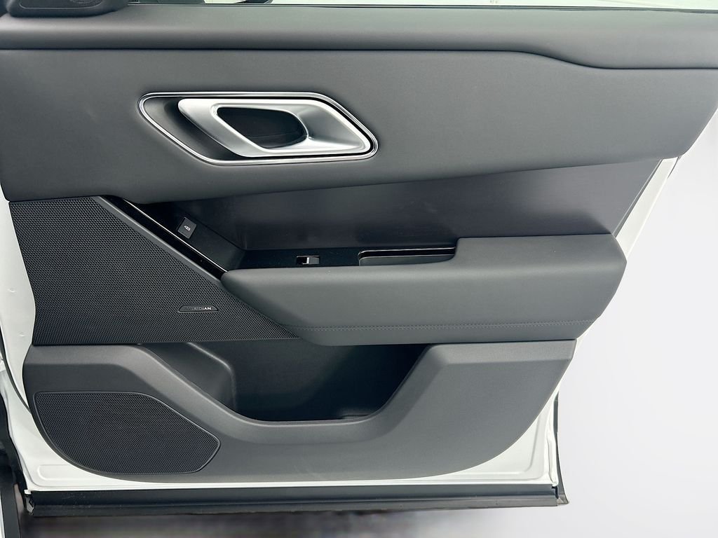 New 2026 Fuji White LAND ROVER Dynamic SE image 24