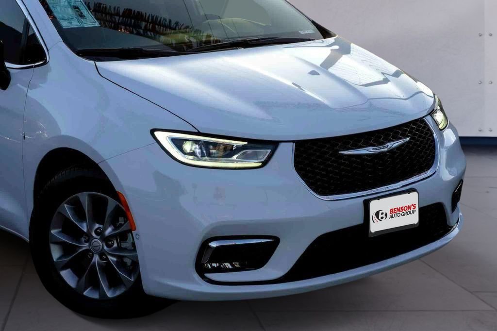 New 2026 Bright White Clear-Coat Exterior Paint Chrysler Limited image 3