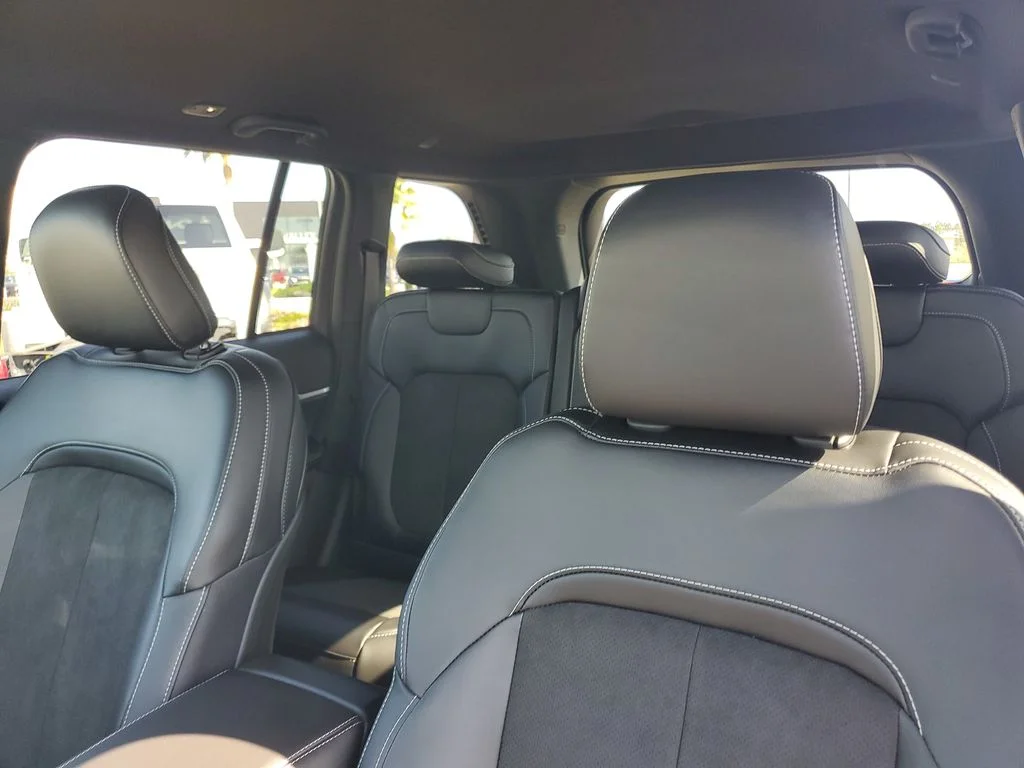 New 2026 Bright White Clear-Coat Exterior Paint Jeep Altitude image 12