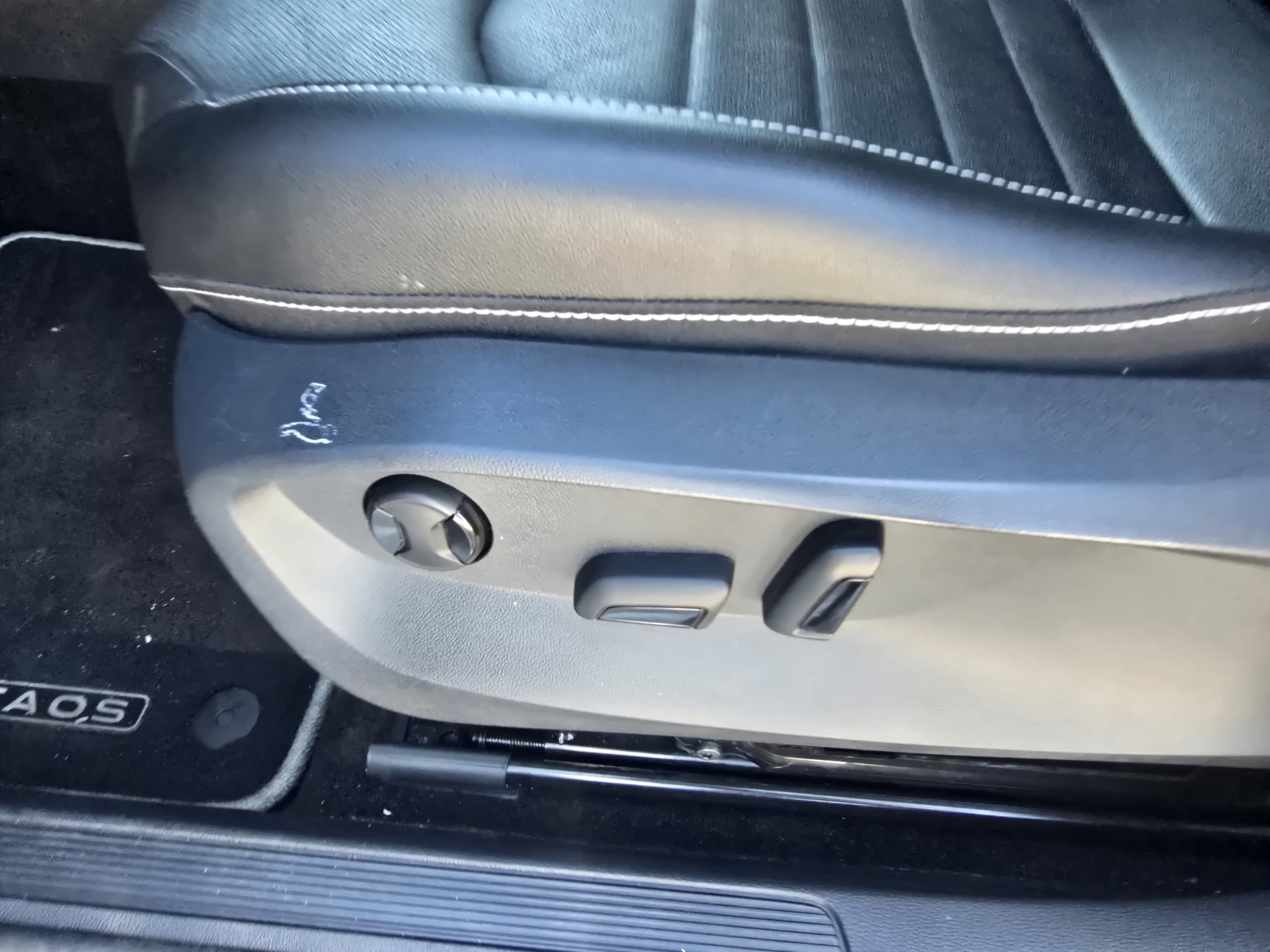 Used 2023 Pyrite Silver Metallic Volkswagen SEL image 16