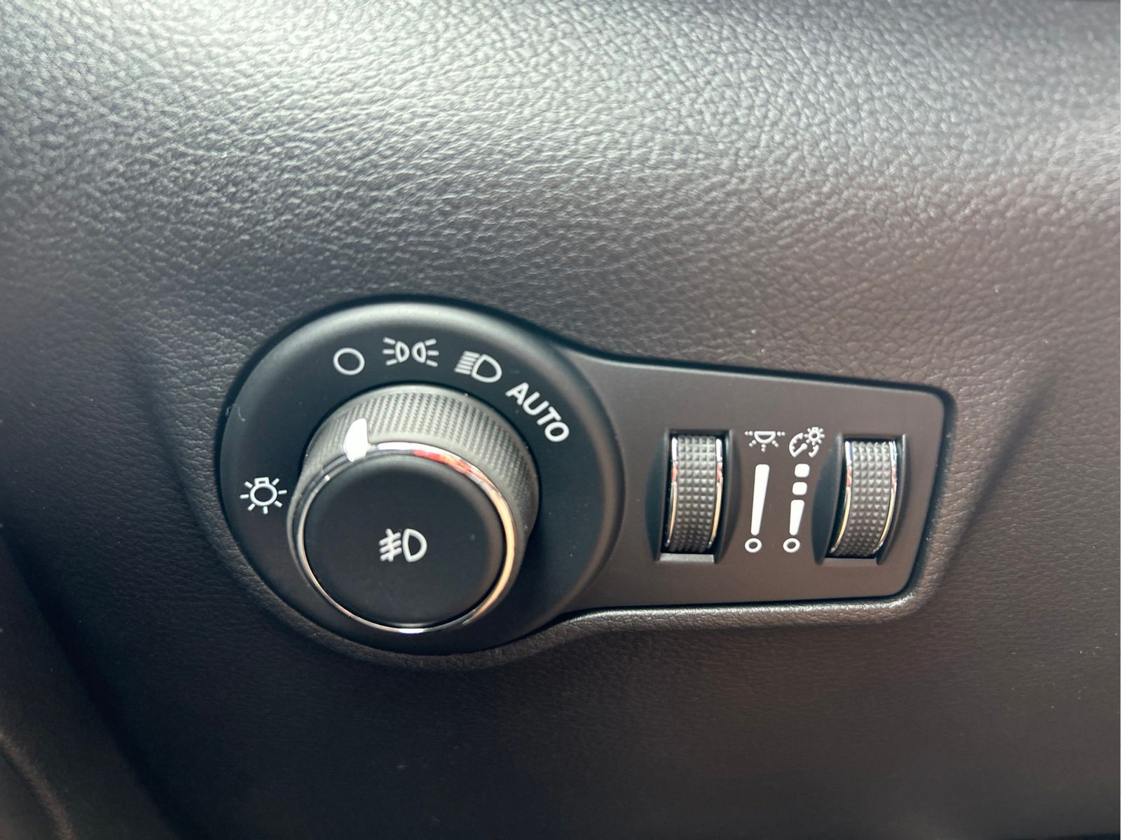 New 2026 Bright White Clearcoat Jeep Latitude image 25