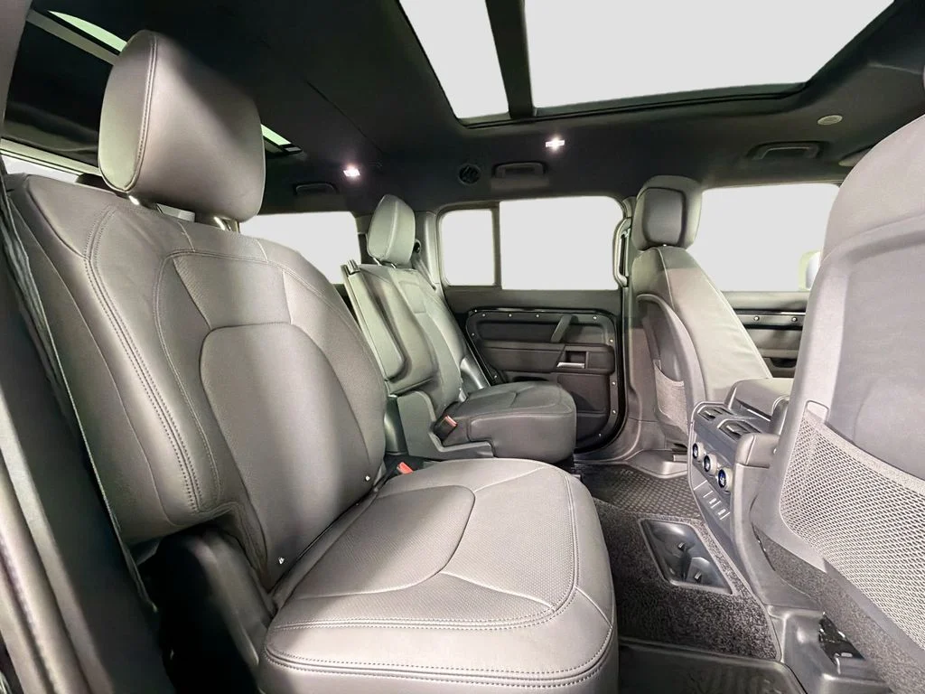New 2026 Santorini Black Land Rover X-Dynamic SE image 30
