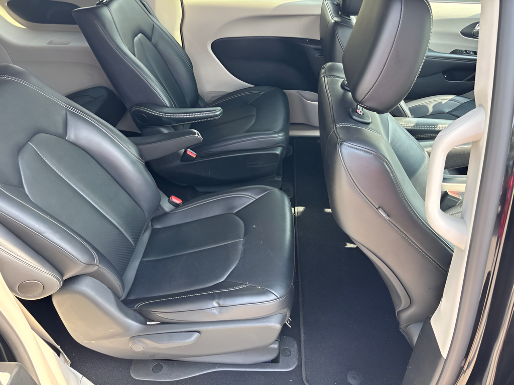 Used 2024 Black Chrysler Select image 12