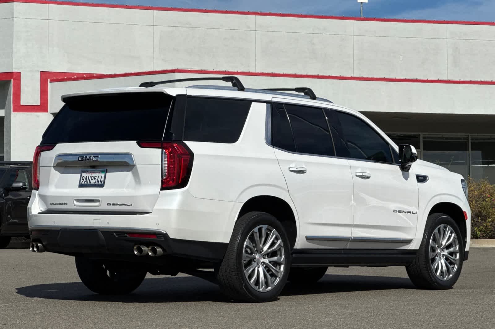 Used 2022 White Frost Tricoat GMC Denali image 2