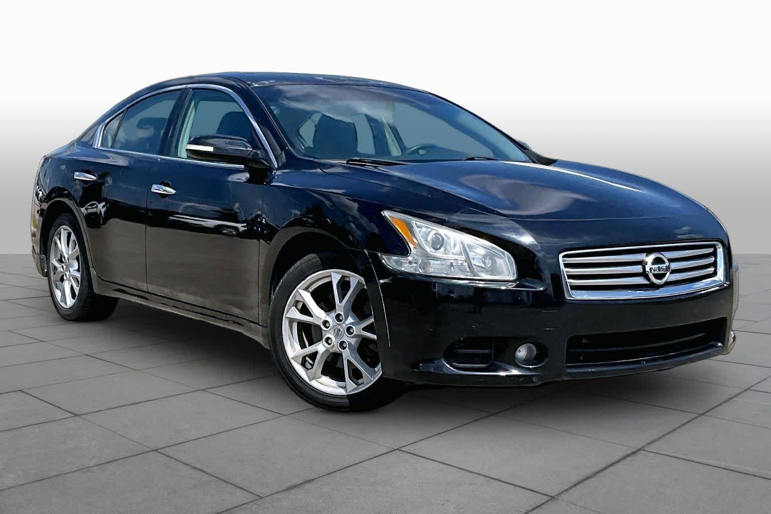 Used 2014 Super Black Nissan 3.5 SV image 3