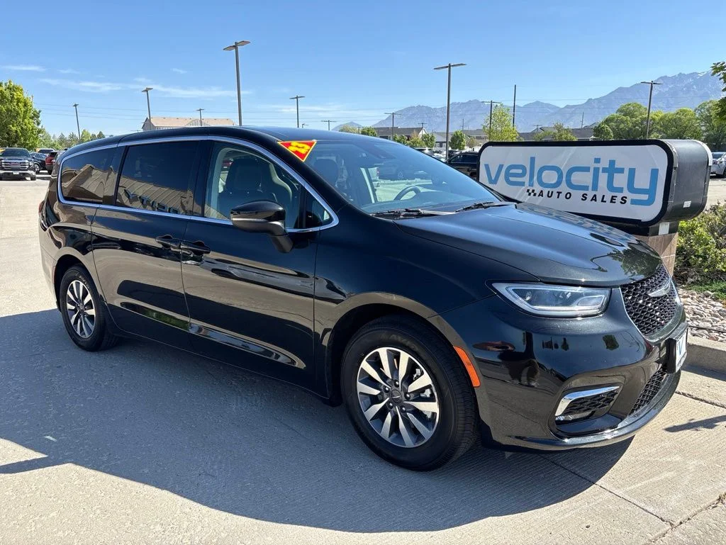 2023 Chrysler Pacifica Hybrid Touring L Hybrid's photo