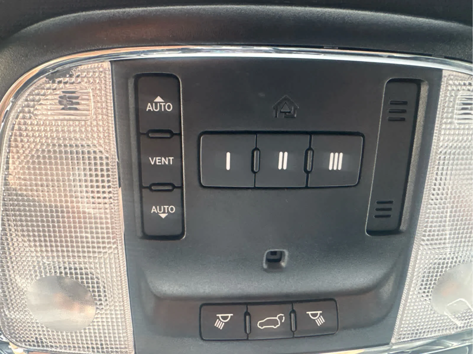 Used 2019 Bright White Clearcoat Jeep Altitude image 23