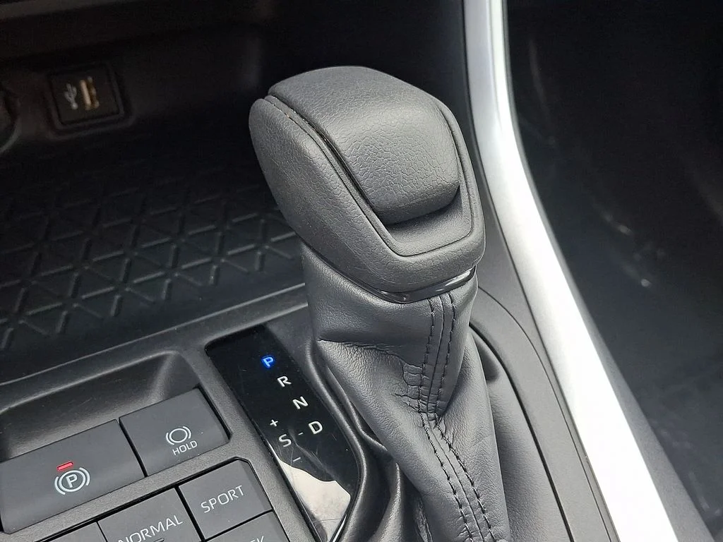 2025 Toyota RAV4 XLE - Photo 13