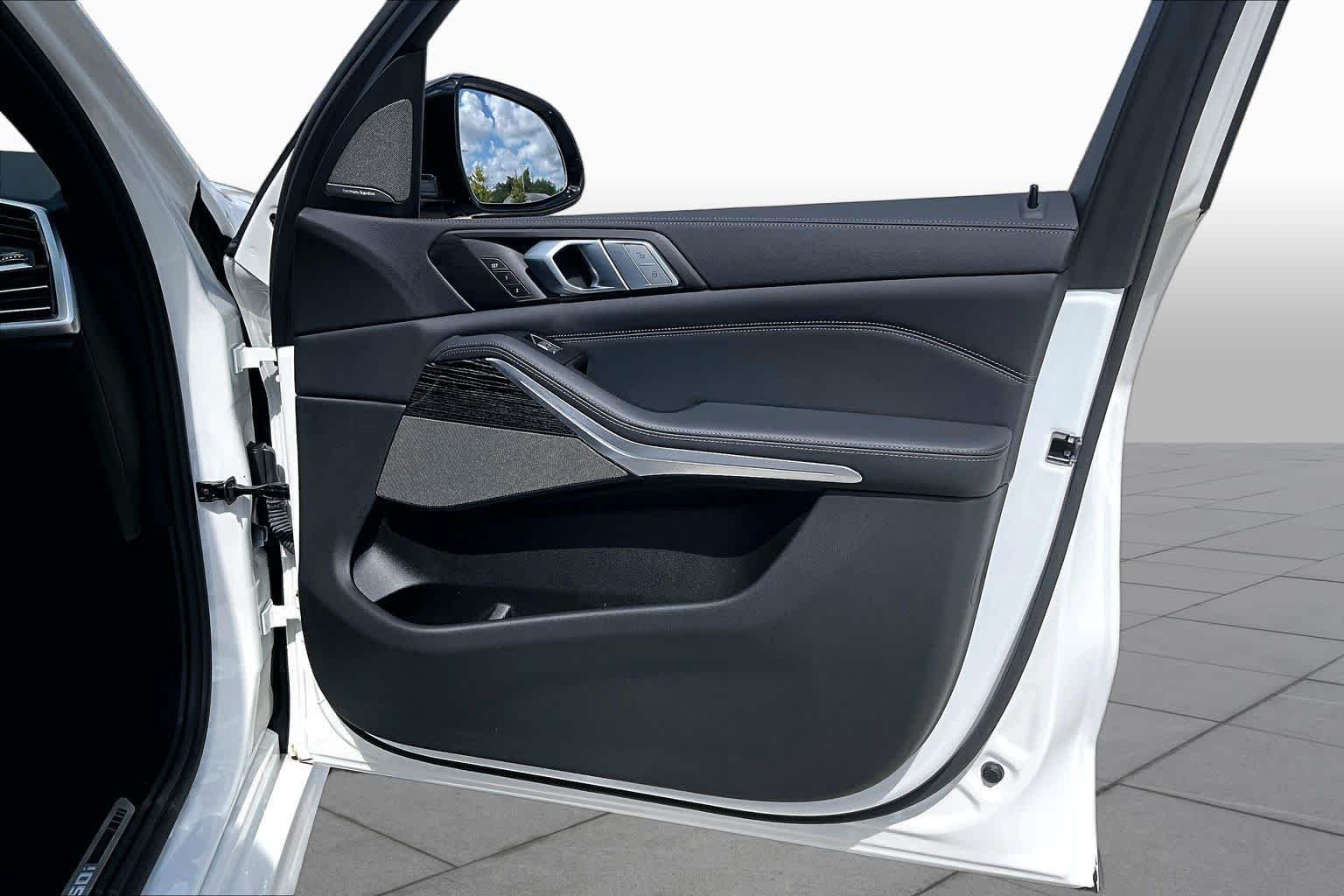 Used 2022 Alpine White BMW M50i image 25