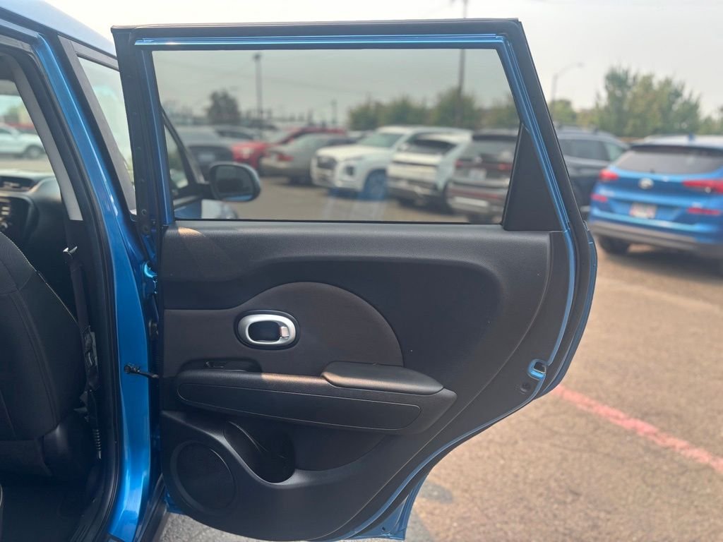 Used 2016 Blue Kia Plus image 11