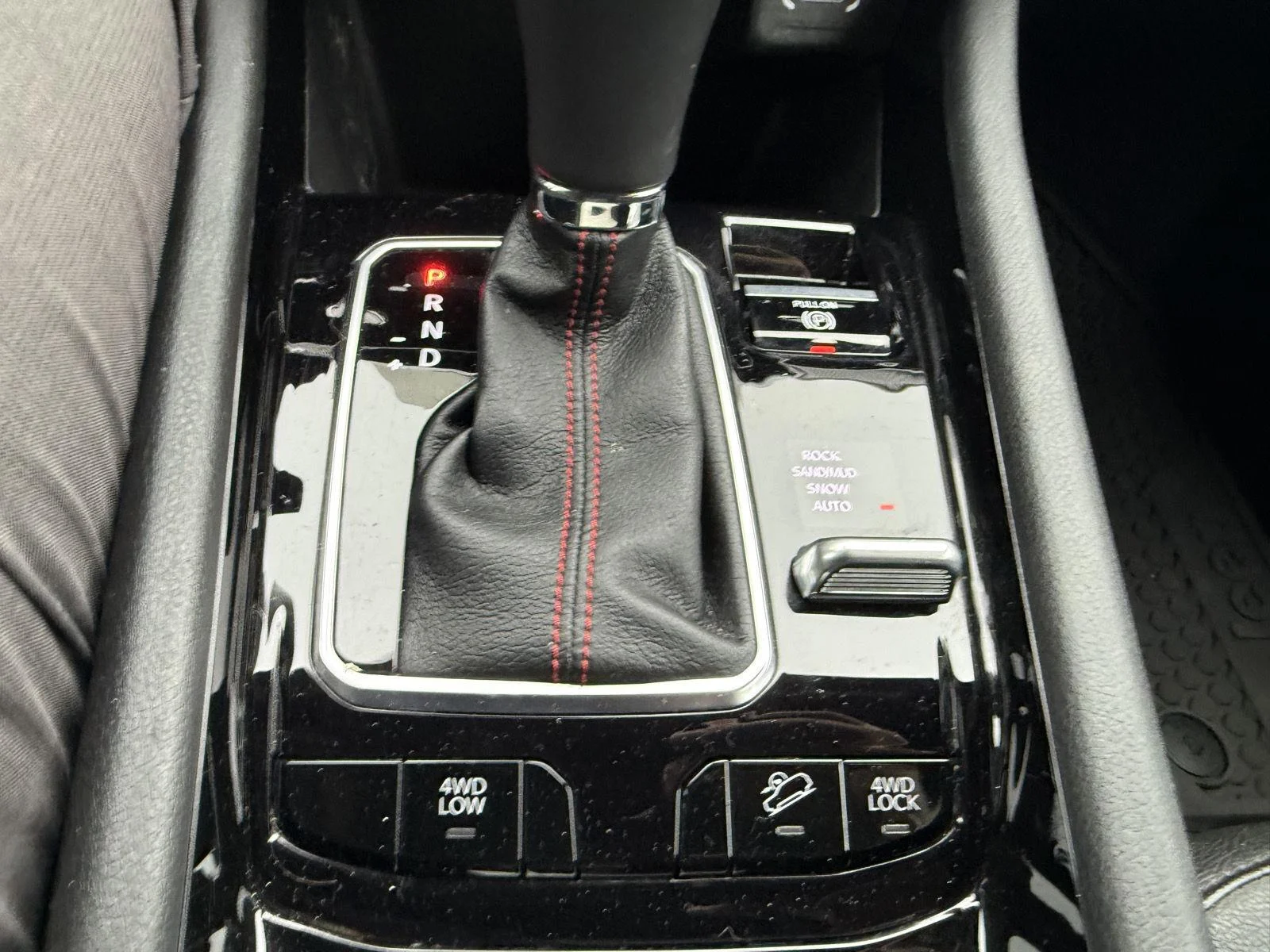Used 2023 Diamond Black Crystal Pearlcoat Jeep Trailhawk image 12
