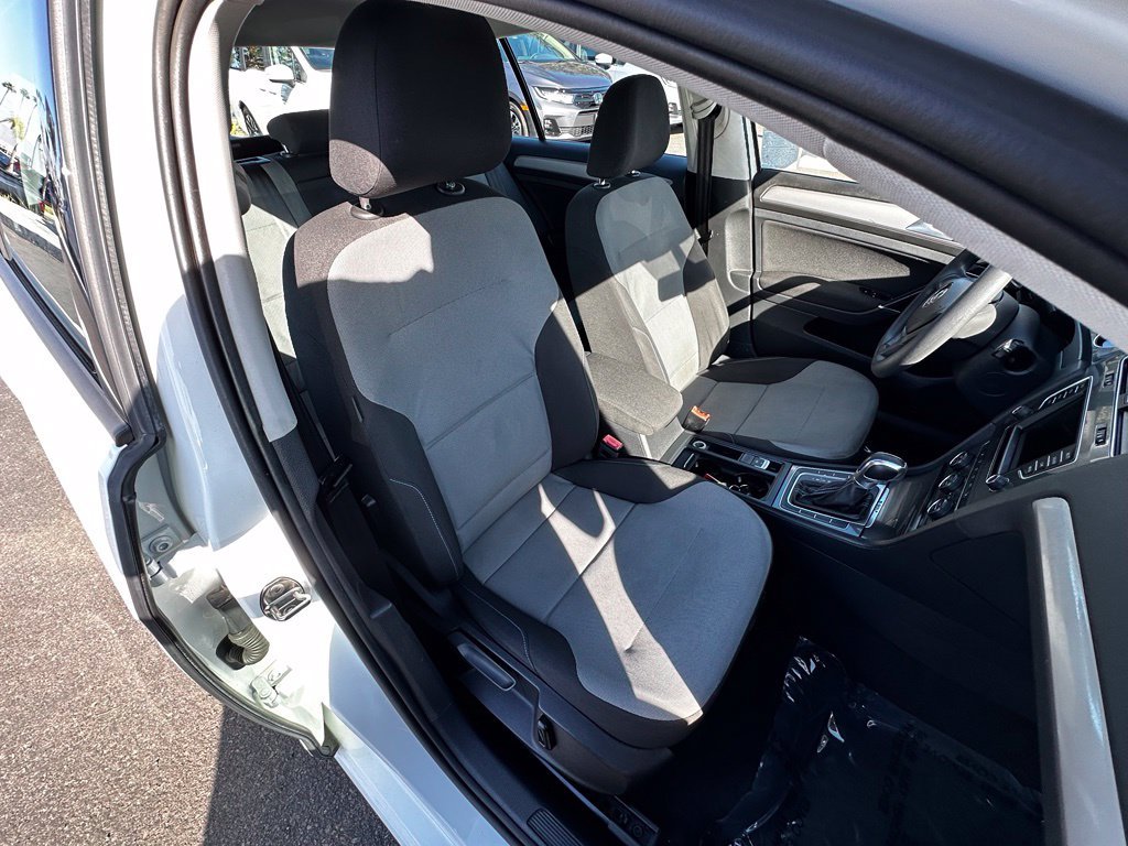 Used 2016 White Volkswagen SE image 14