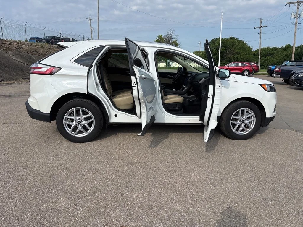 Used 2023 White Metallic Ford SEL image 8