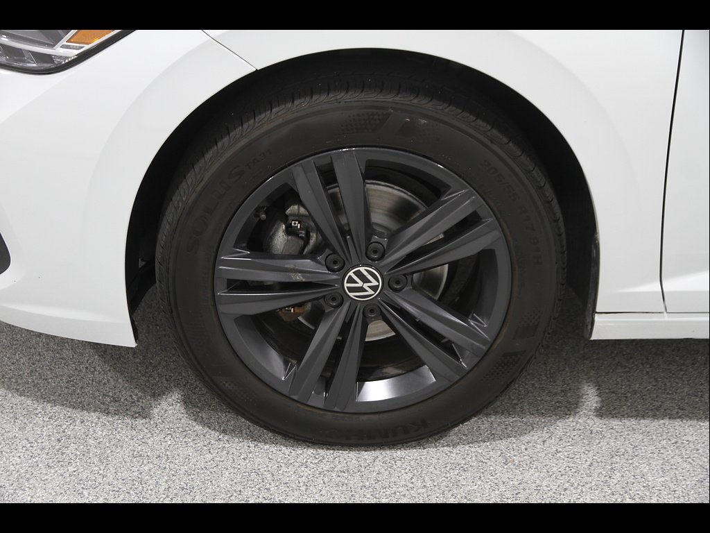 Used 2024 Opal White Pearl Volkswagen SE image 20