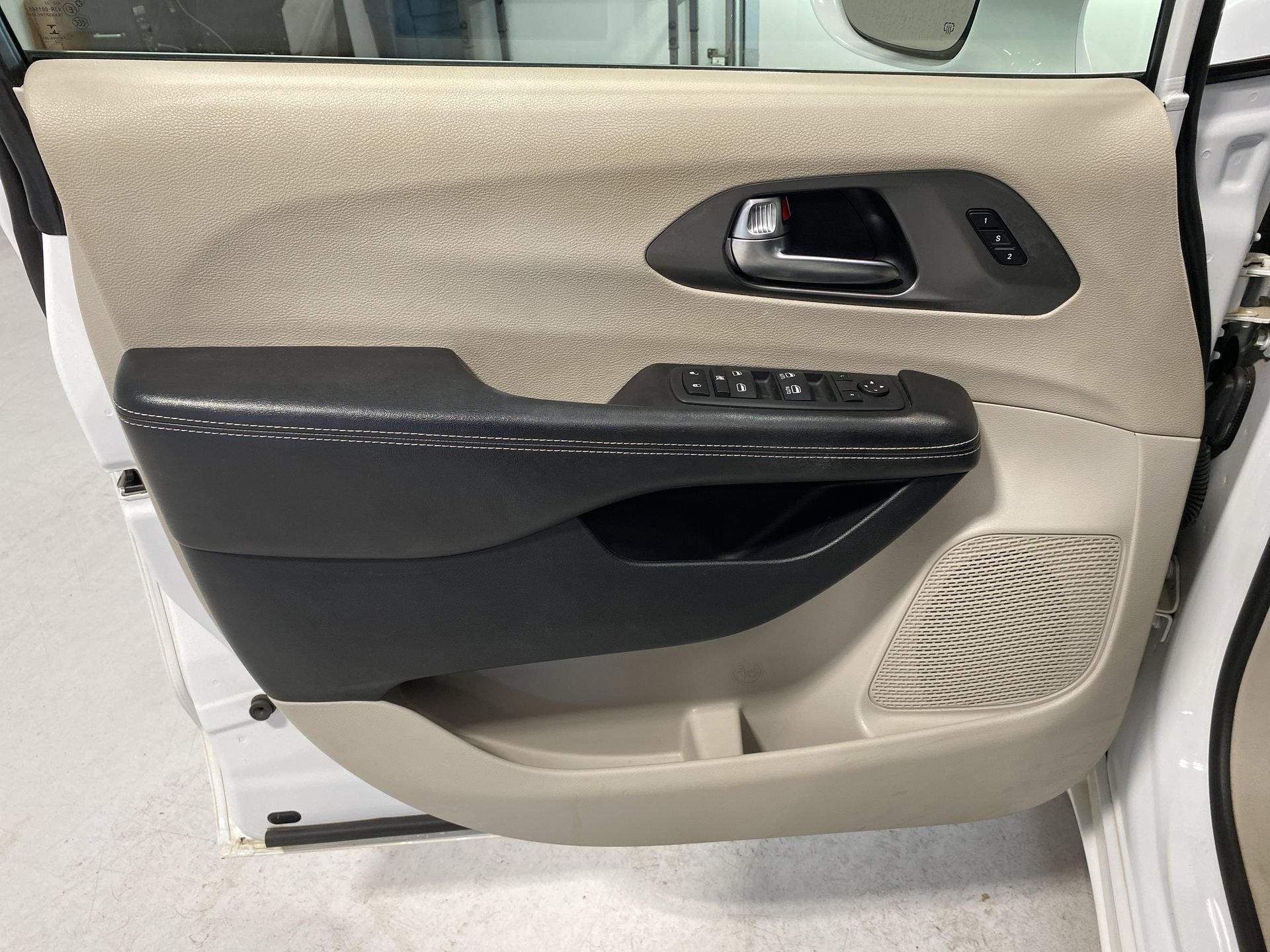 Used 2022 Bright White Clearcoat Chrysler Touring L image 20
