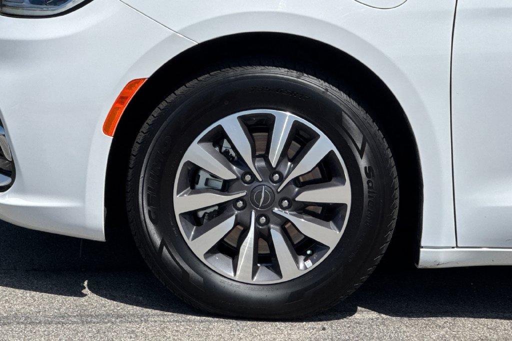 Used 2024 Bright White Clearcoat Chrysler Select image 32