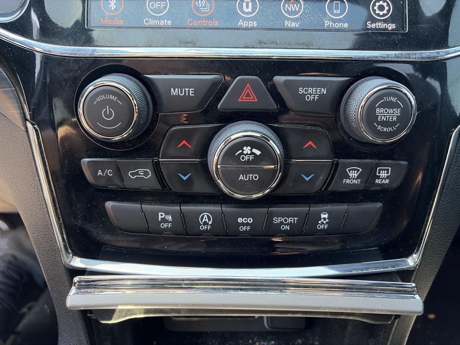 Used 2020 Diamond Black Crystal Pearlcoat Jeep Altitude image 22