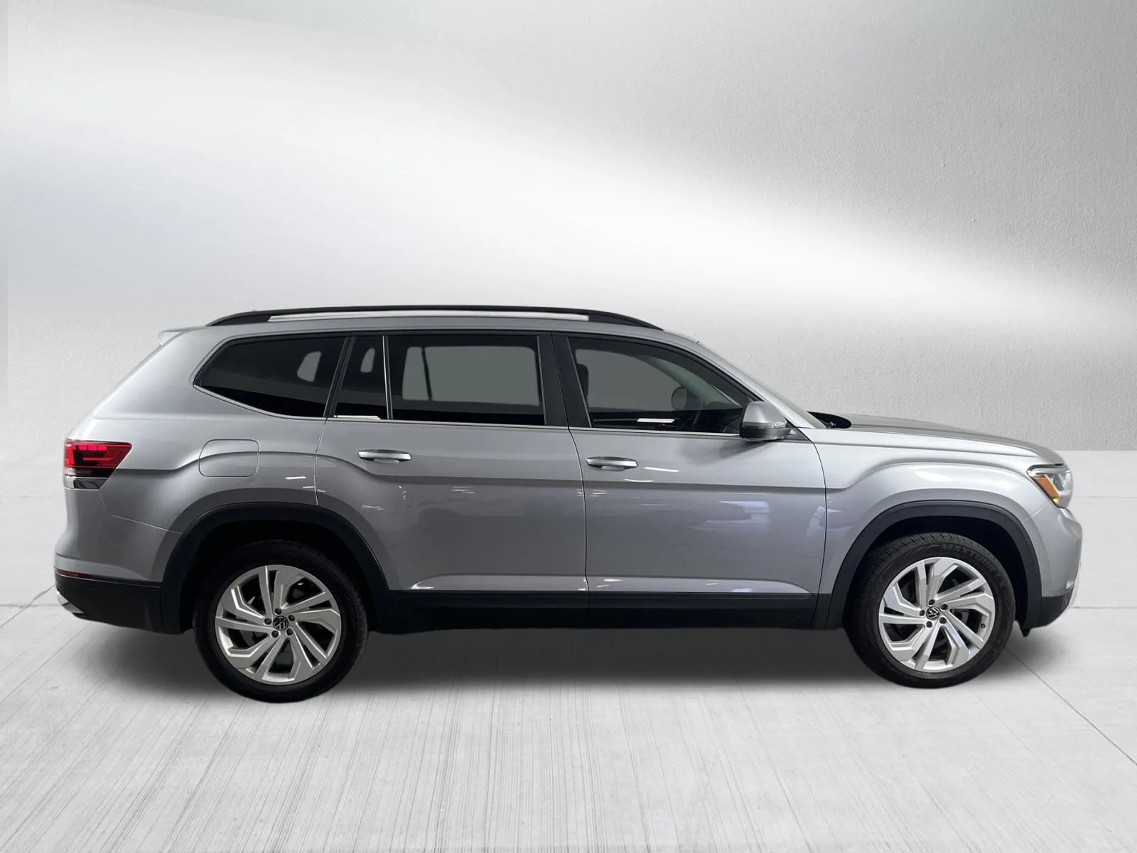 2023 Volkswagen Atlas SE w/Tech - Photo 8