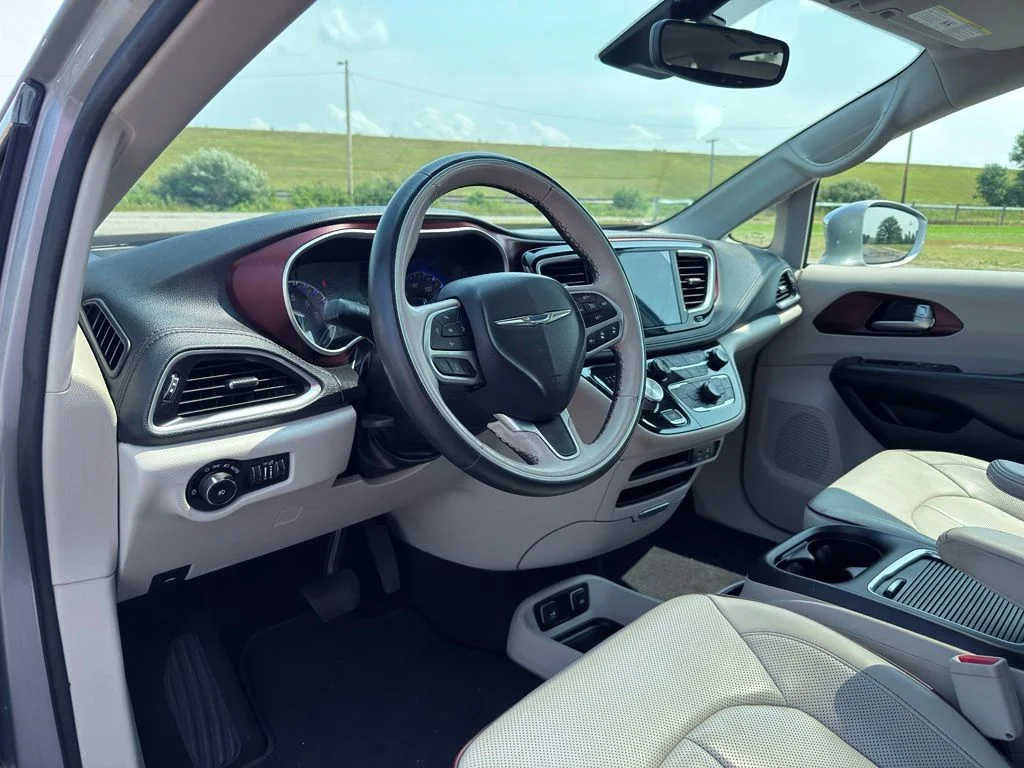 Used 2017 Silver Chrysler Limited image 28