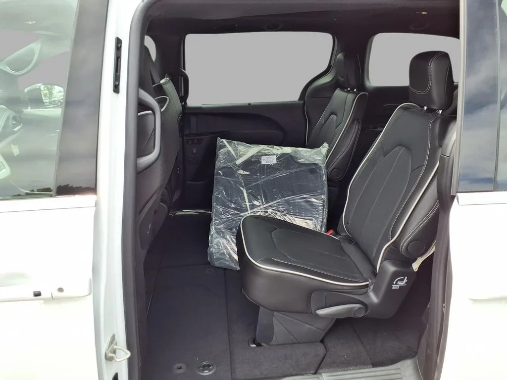 New 2027 Bright White Clear-Coat Exterior Paint Chrysler Limited image 26