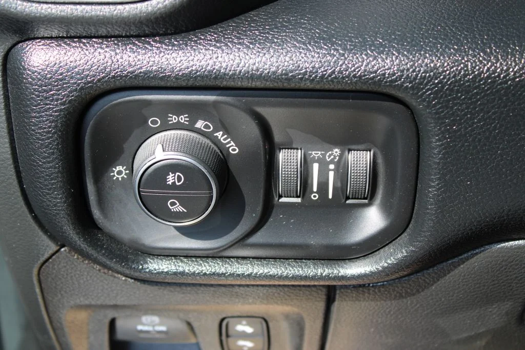 Used 2022 Silver Ram Laramie image 29