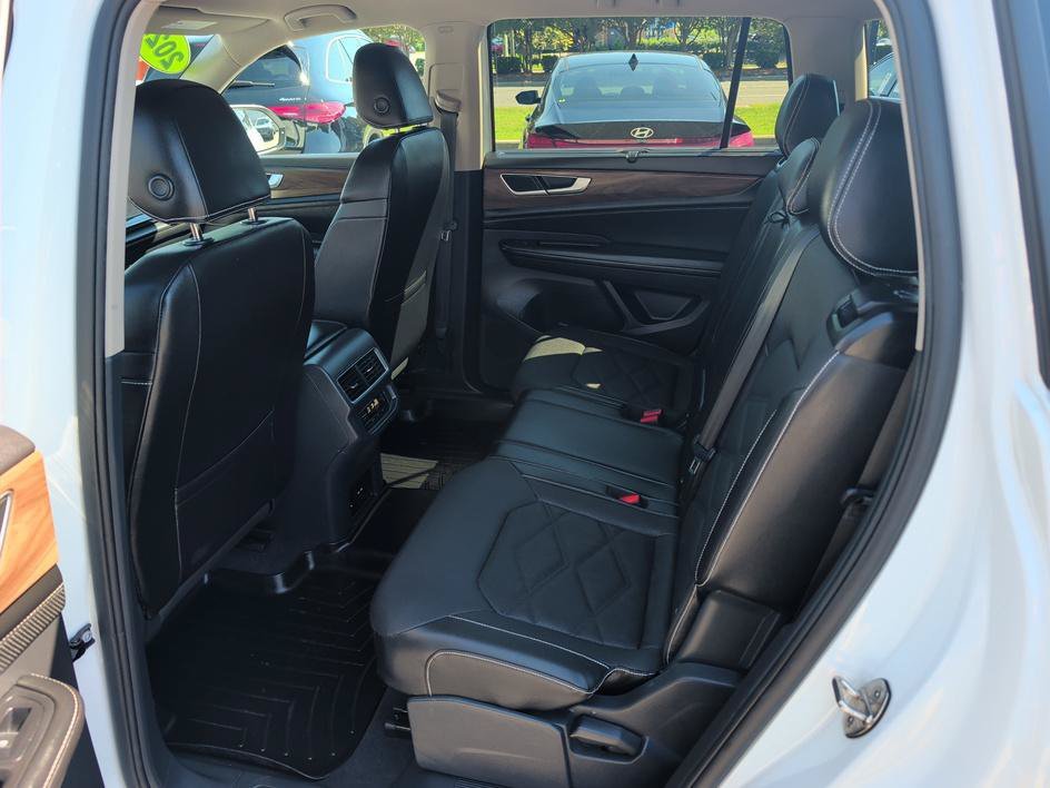 Used 2024 White Volkswagen 2.0T SE w/Technology image 9