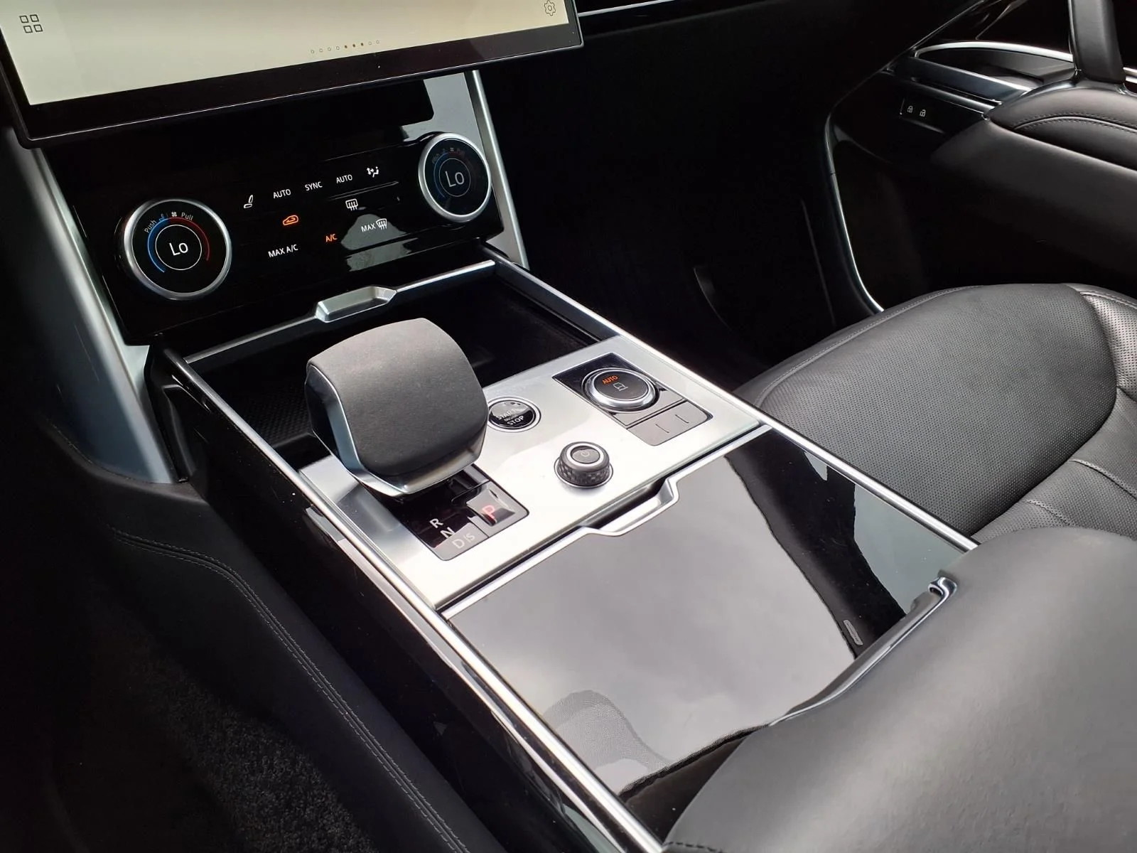 2023 Land Rover Range Rover SE - Photo 25