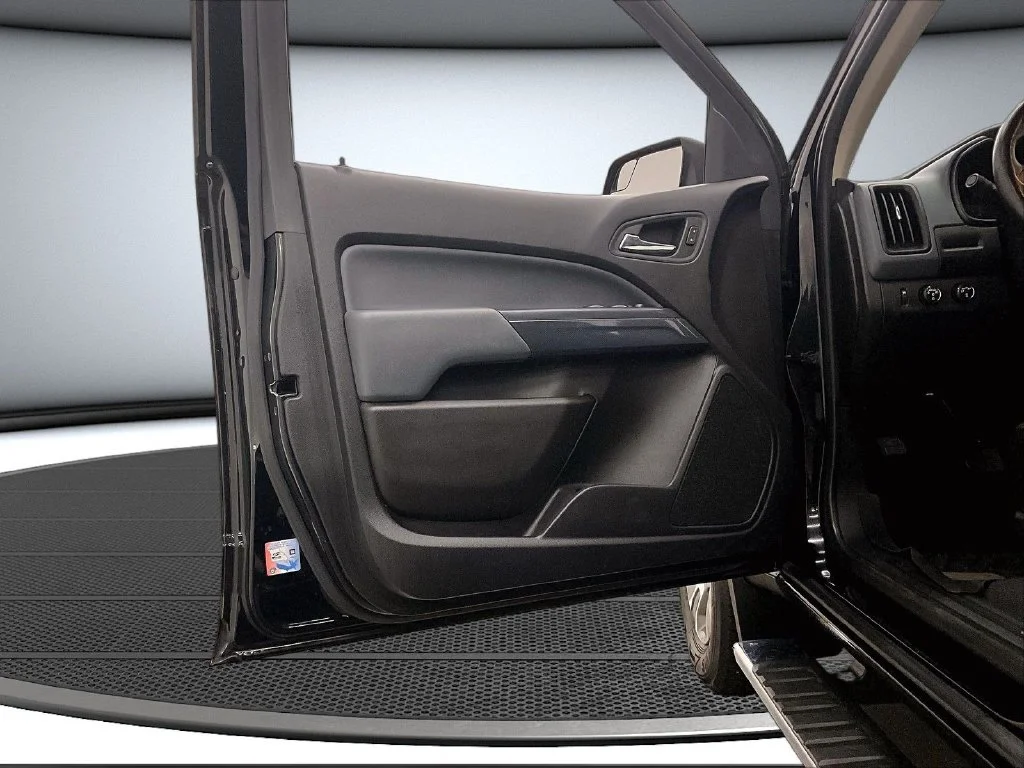 Used 2020 Black Chevrolet Z71 image 21