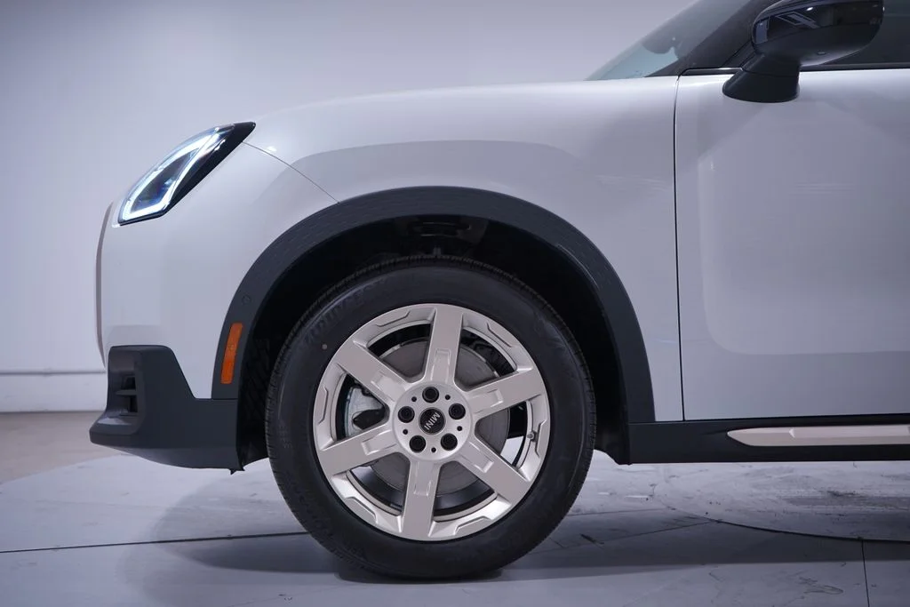 New 2027 White Metallic MINI Signature Plus image 2