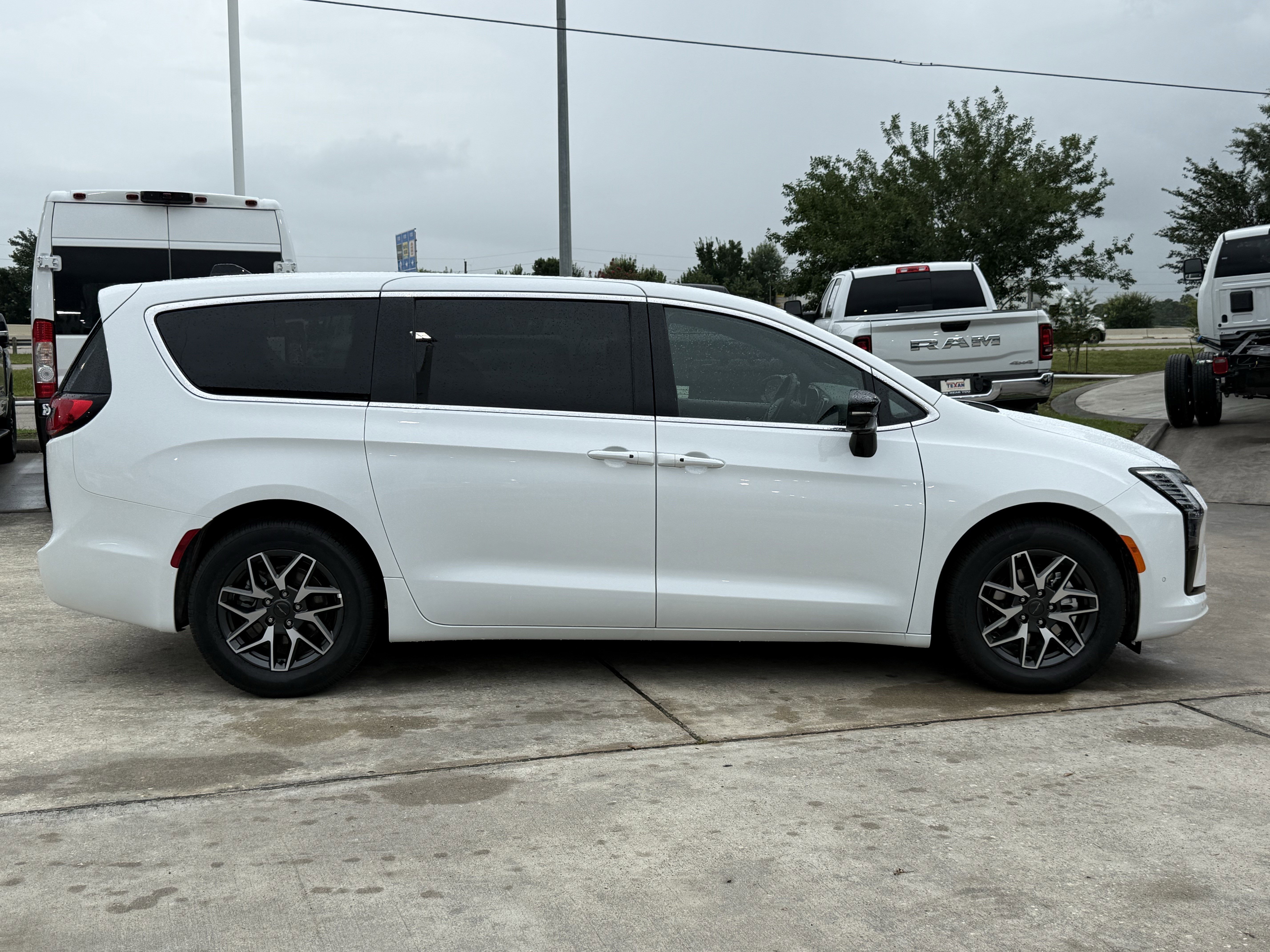 New 2027 Bright White Clear-Coat Exterior Paint Chrysler Limited image 3