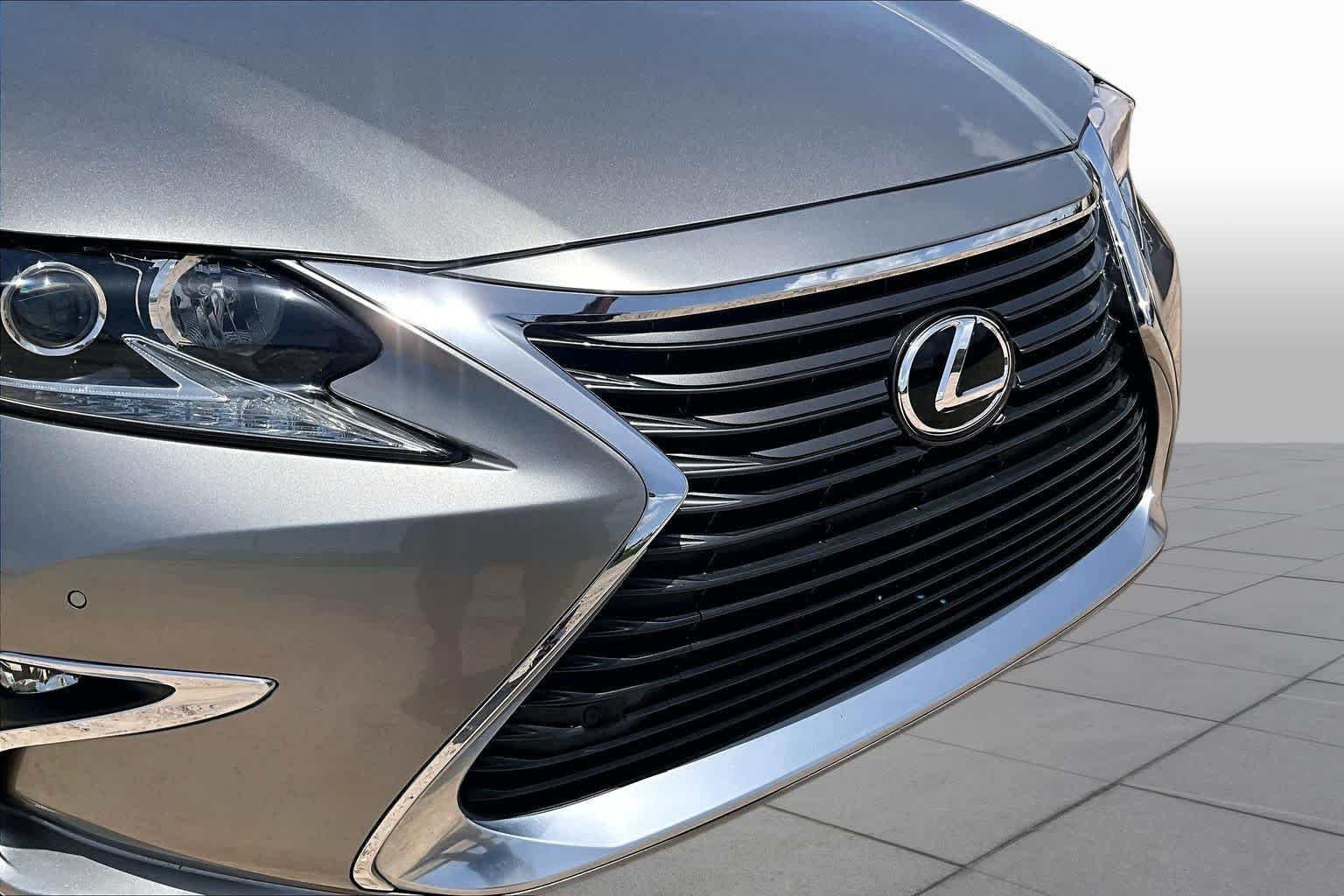 Used 2016 Atomic Silver Lexus  image 27