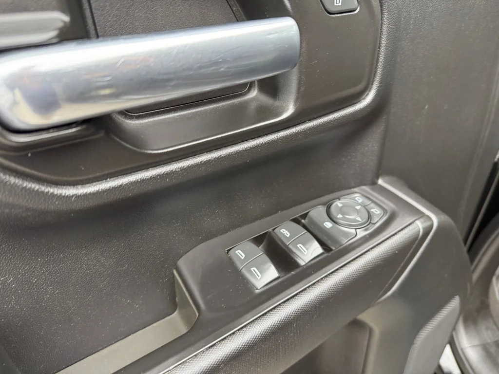 Used 2019 Black Chevrolet Custom image 17