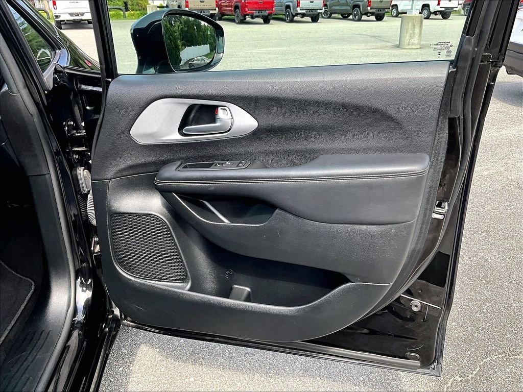 Used 2025 Black Chrysler Limited image 12