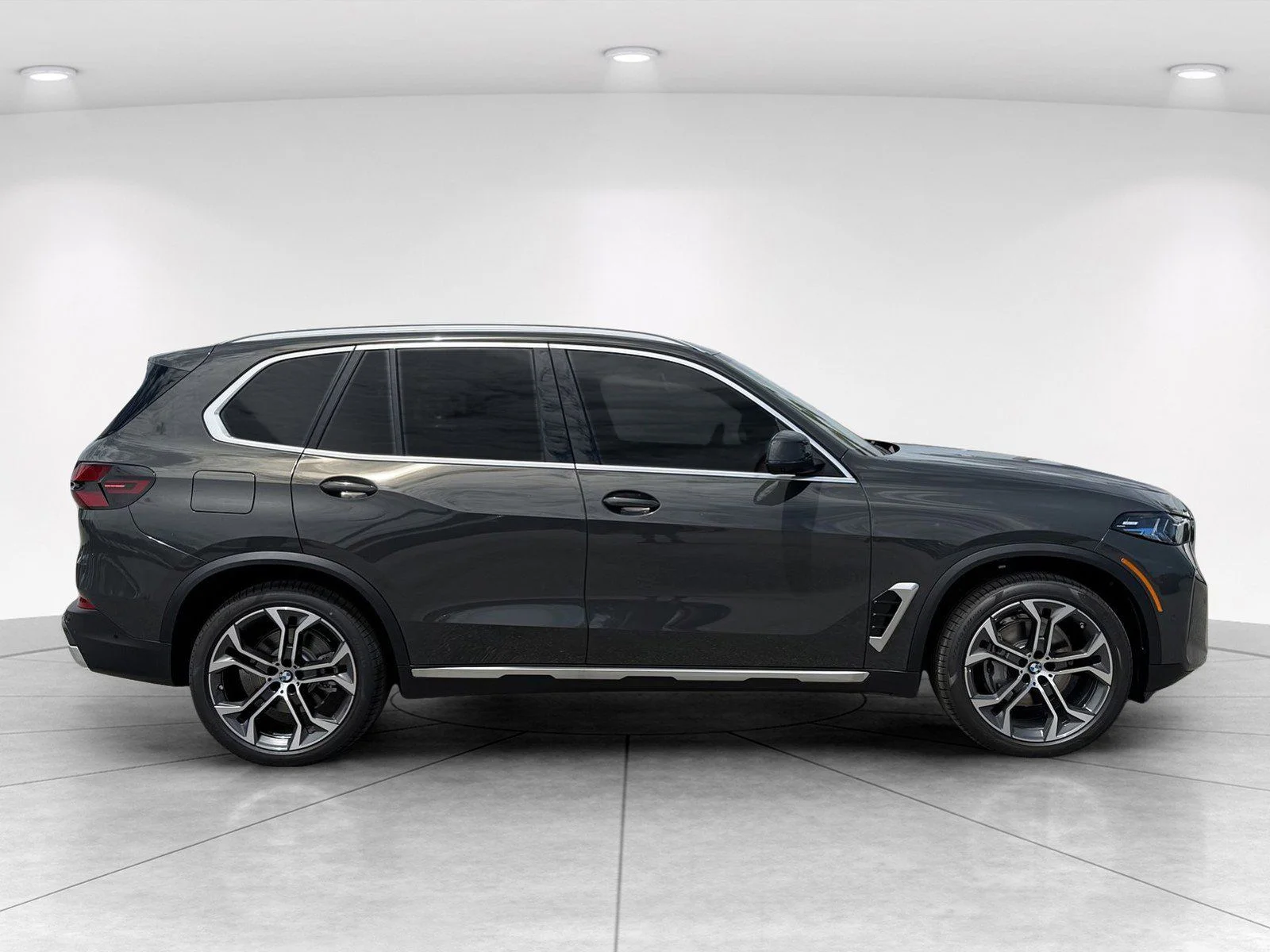 New 2026 Dravit Grey Metallic BMW sDrive40i image 3