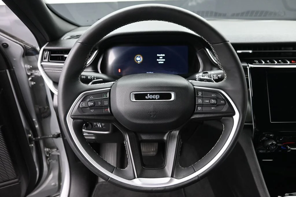 Used 2023 Silver Jeep Altitude image 19