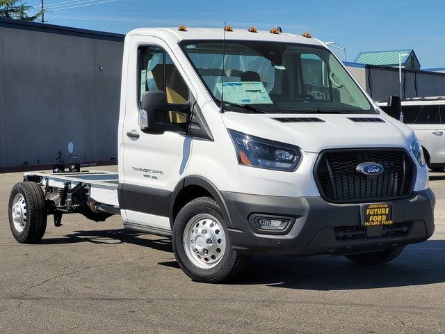 New 2025 Oxford White Ford Cutaway image 1