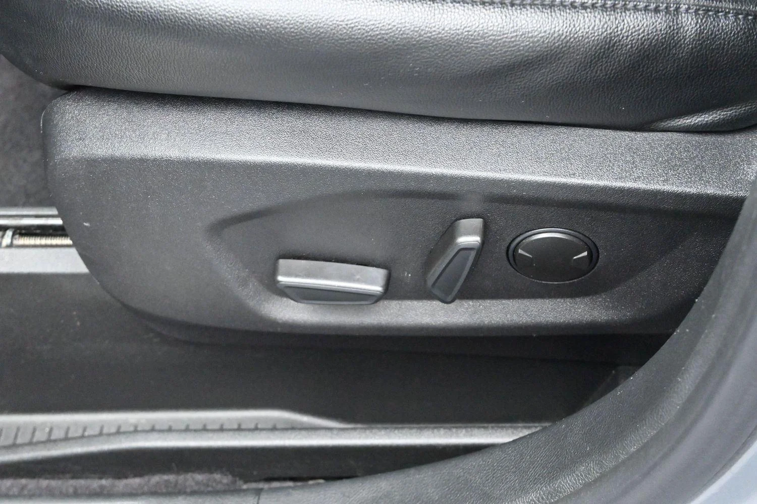 Used 2022 Iconic Silver Ford Titanium image 17