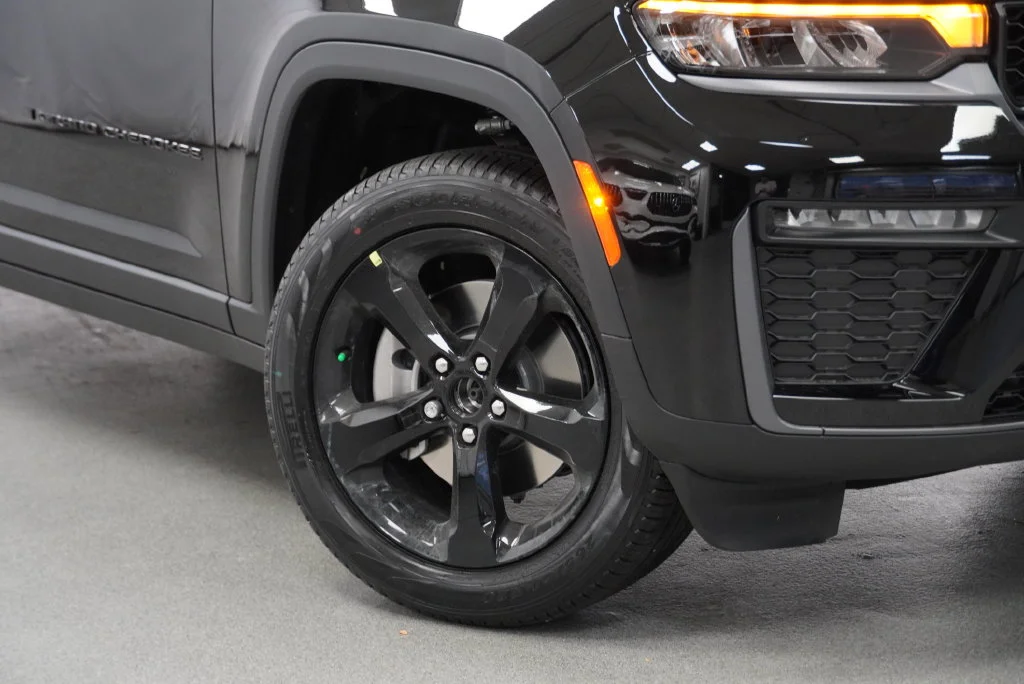 New 2027 High-Gloss Black Paint Jeep Limited image 7