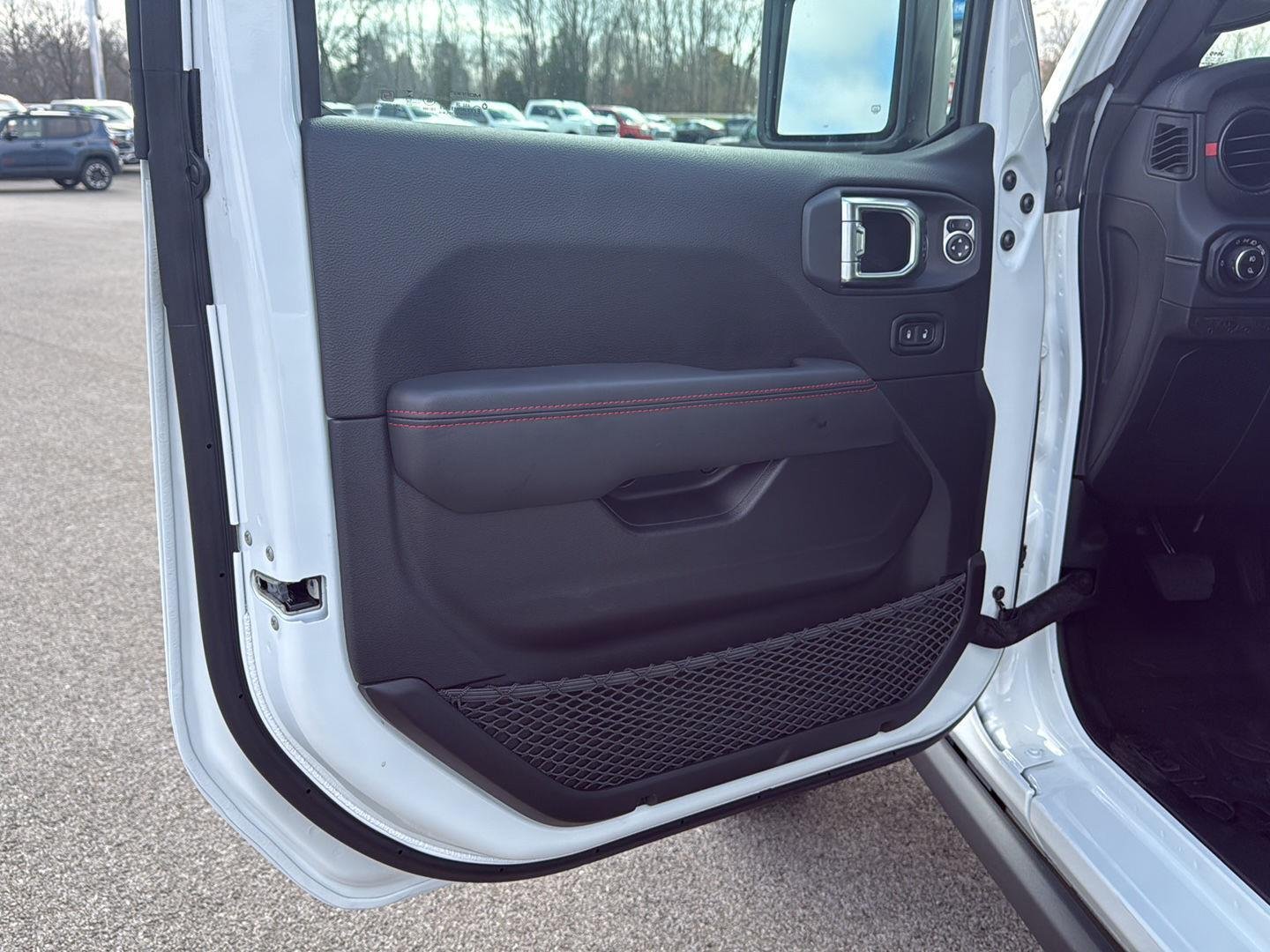 New 2026 Bright White Clear-Coat Exterior Paint Jeep Rubicon image 19