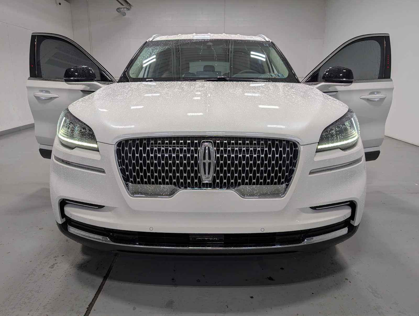 Used 2023 Pristine White Lincoln Standard image 15
