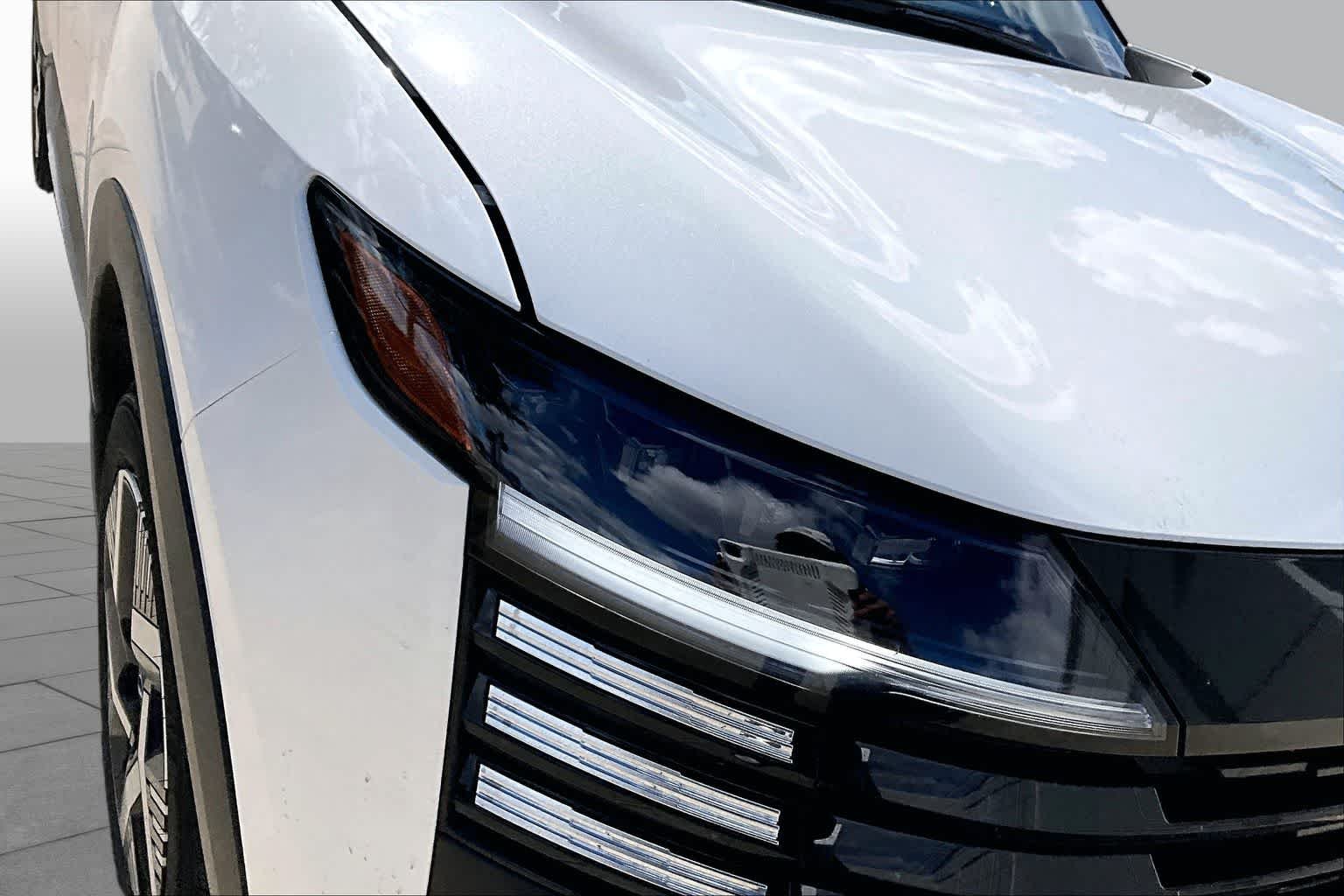 New 2026 Aspen White TriCoat / Super Black Two-tone Nissan SV image 19