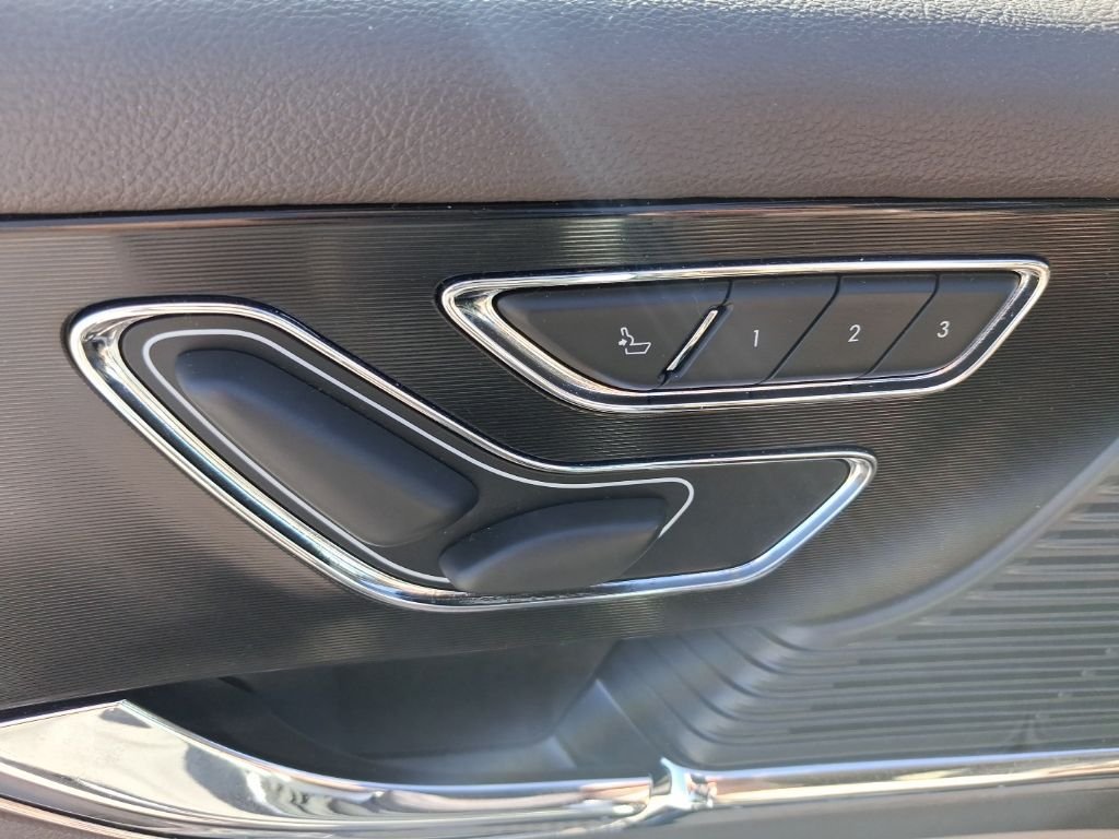 Used 2021 White Lincoln Standard image 20