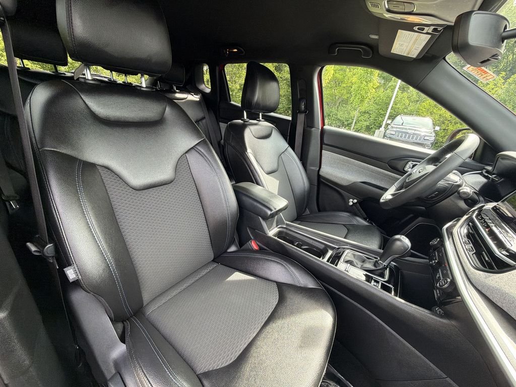 Used 2024  Jeep Latitude image 27