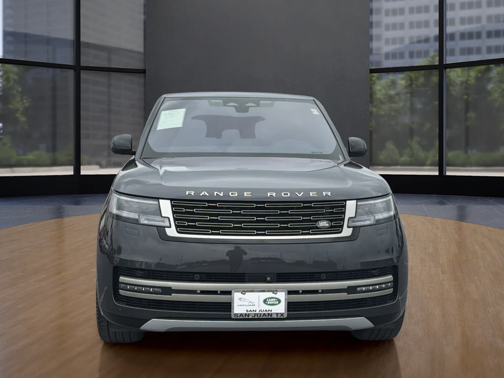 Used 2023  Land Rover SE image 11