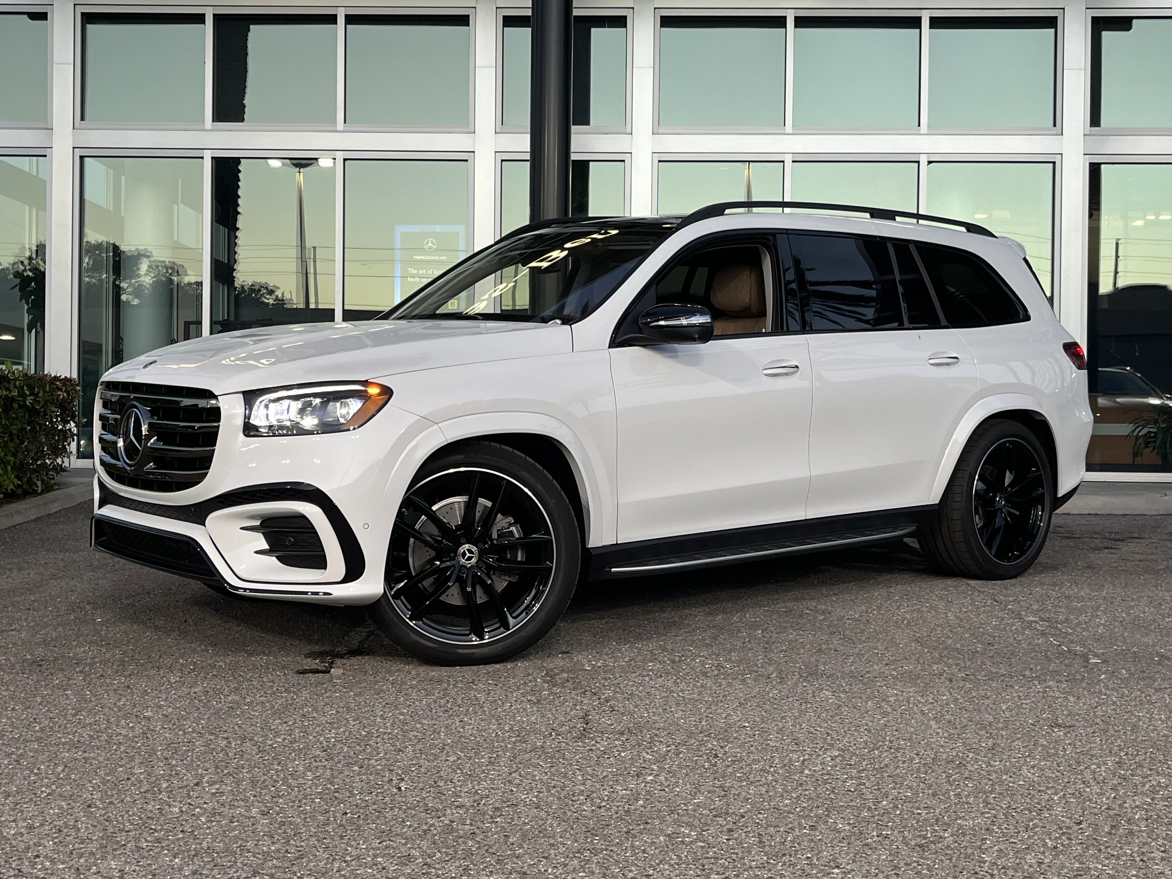 New 2026 MANUFAKTUR Moonlight White Metallic Mercedes-Benz GLS 450 image 2