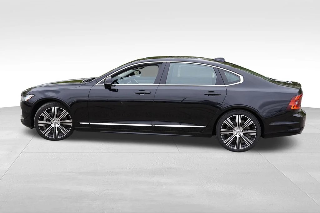 Used 2023 Onyx Black Metallic Volvo B6 Plus image 9