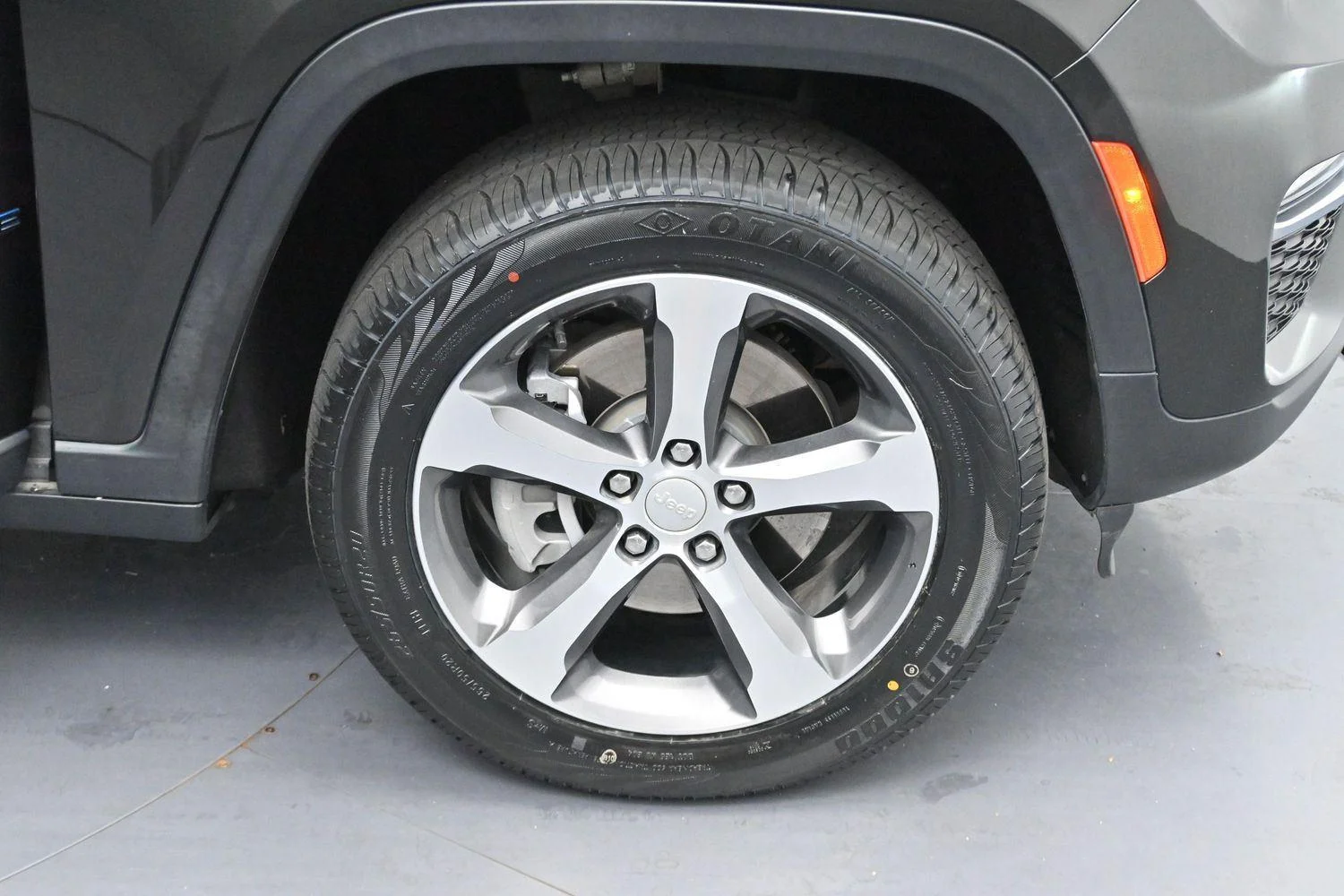 Used 2023 Rocky Mountain Pearlcoat Jeep 4xe image 37